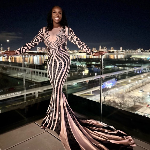Elegant Black and Gold Long Sleeve Evening Dress - Picture 1 of 3